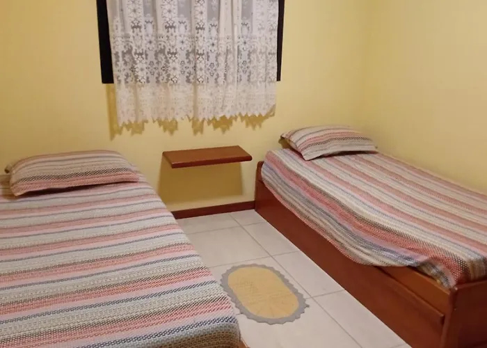 Apto 6 pessoas - Ar e Wi-Fi - praia da Enseada - Guarujá